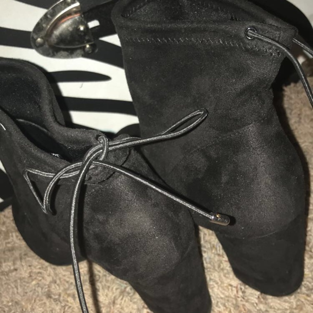 Black ankle heeled boots